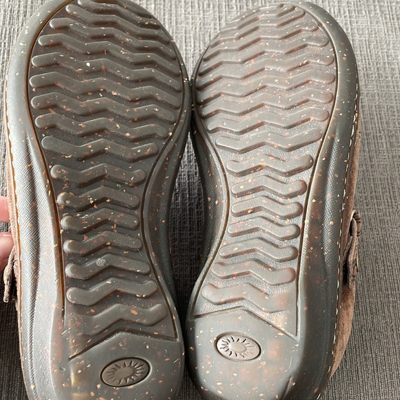 Women’s UGG size 8 slip on shoes. Super comfy with great support! - Picture 5 of 6